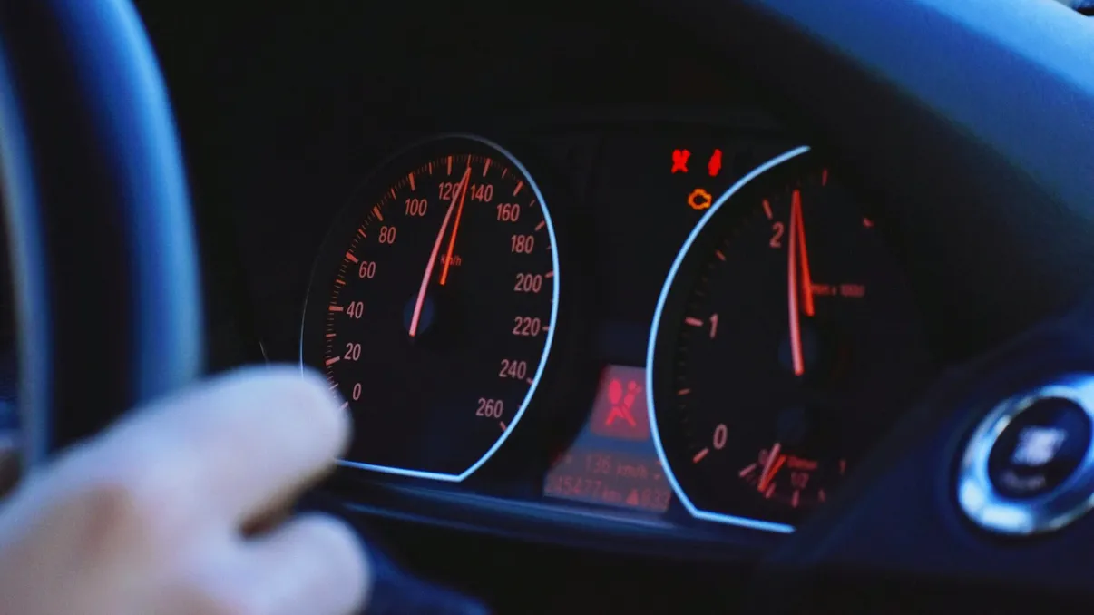 La ce viteză consumă cel mai puțin un motor pe benzină. Cât te costă fiecare 10 km/h în plus