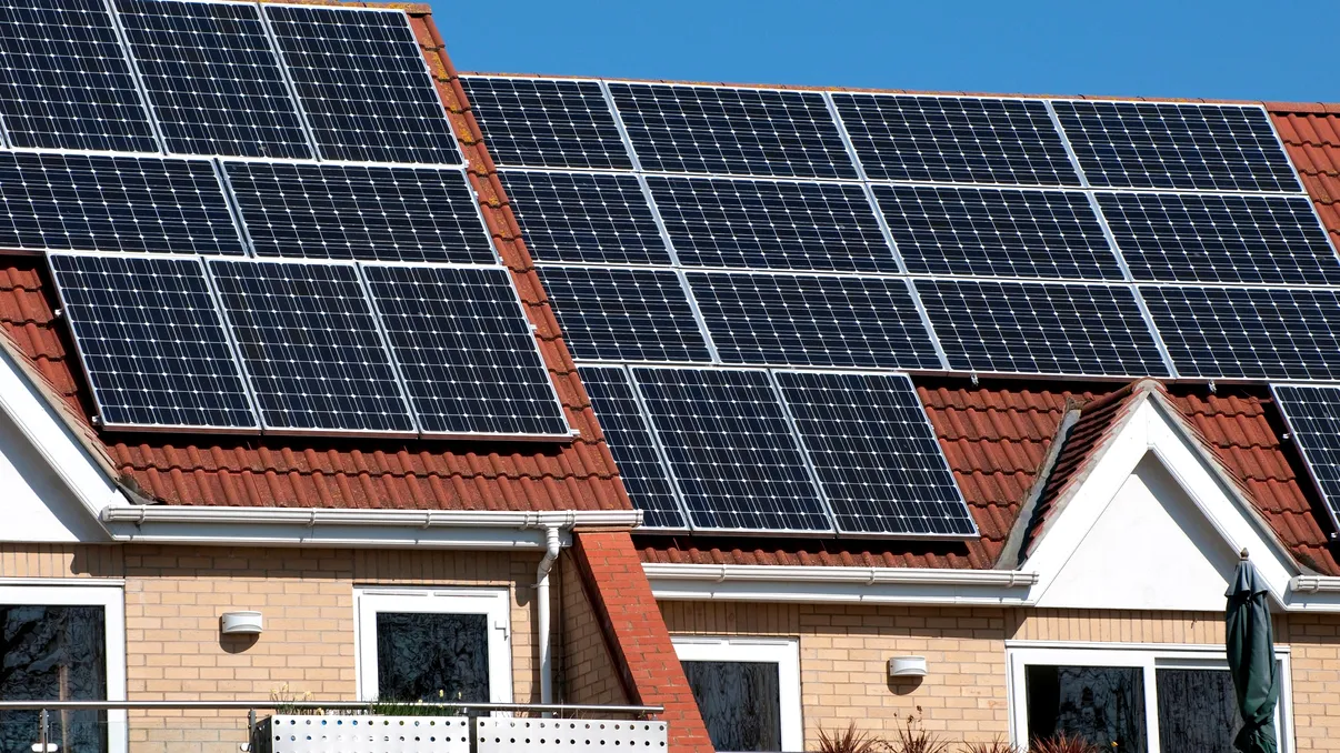 Legea prosumatorilor este constituțională. Ce se schimbă concret pentru români şi cum îți poți folosi energia produsă acasă de acum