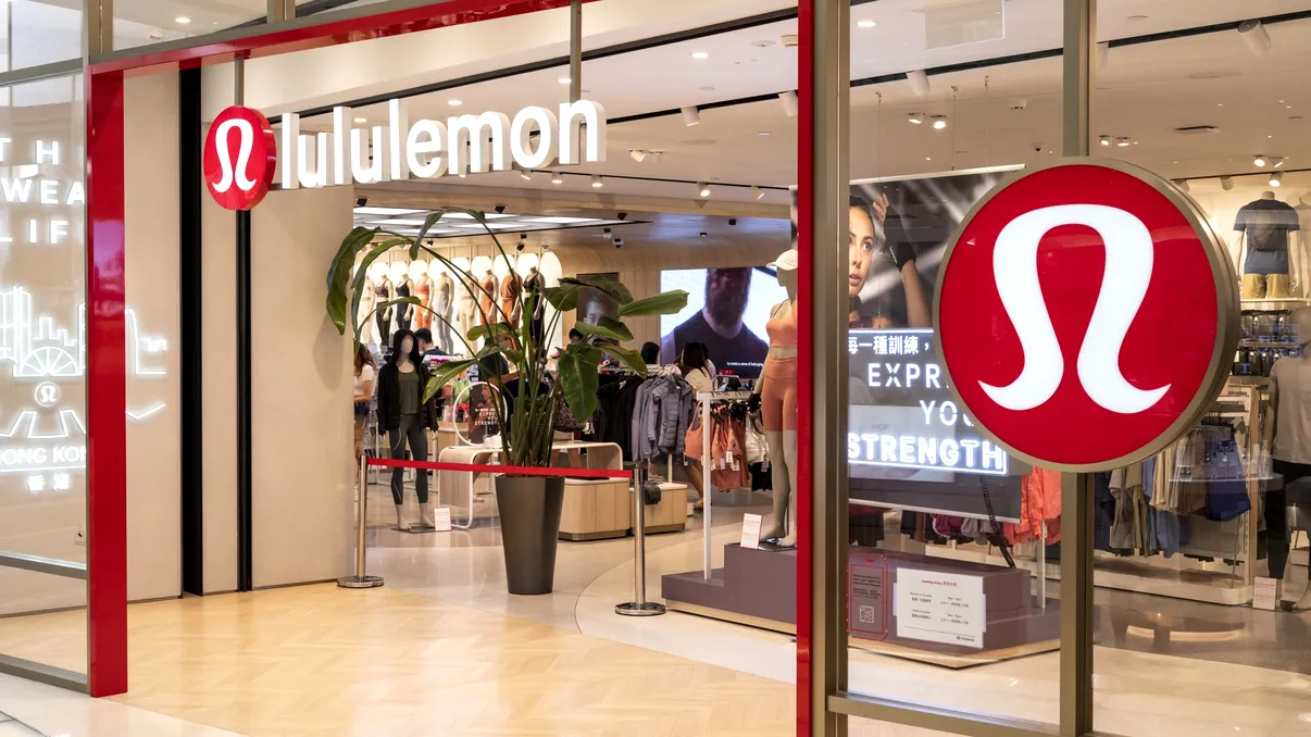 Lululemon ajunge în România. Unde se deschide primul magazin şi ce preţuri au obiectele de îmbrăcăminte şi încălţăminte