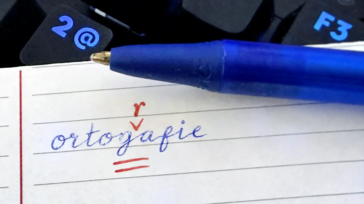 Scrii emailurile cu AI și ies prea perfecte ca să mai pară gândite de tine. Soluția care îți bagă greșeli în mesaje