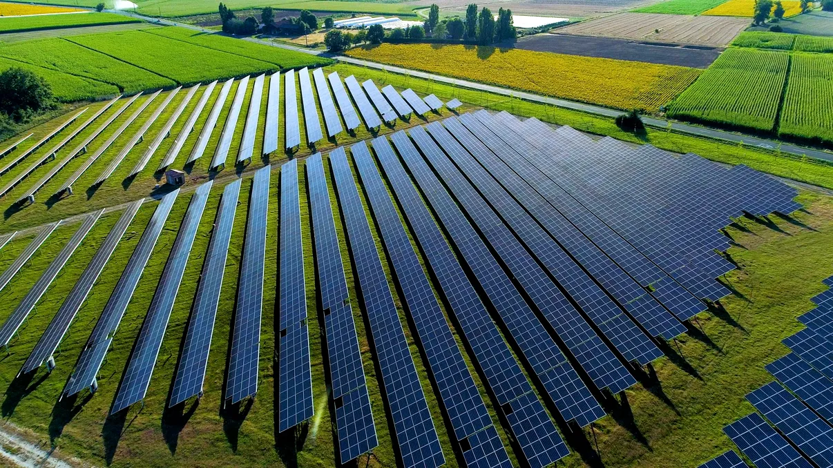Oraşul din România care trece pe energia verde. Primăria montează panouri solare pentru a acoperi două treimi din iluminatul public