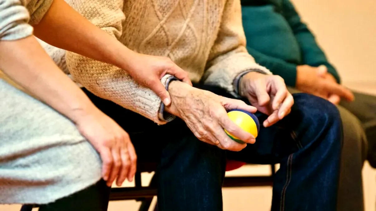 Părinţii care nu au pensie îşi pot da în judecată copiii pentru că nu îi întreţin? Legea de care puţini români ştiu