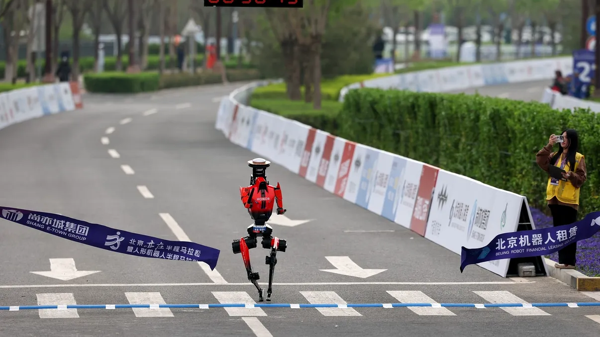 FOTO & VIDEO: Un robot a doborât recordul mondial la semimaraton alergând mai rapid decât orice om