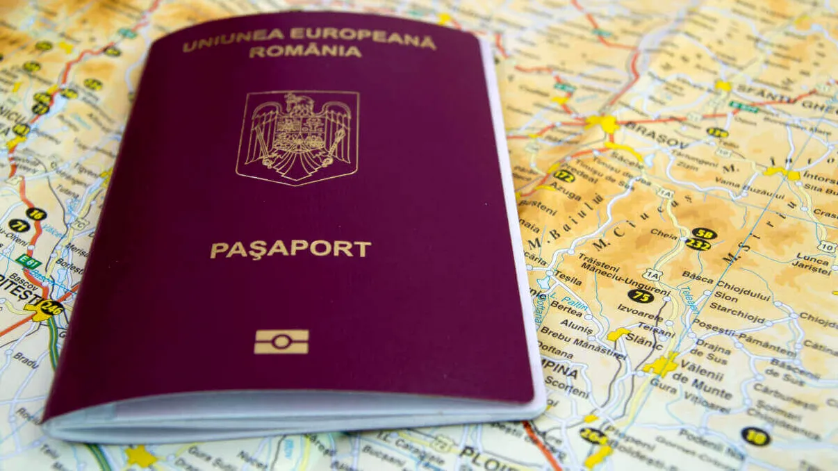 Poţi ieşi din ţară dacă paşaportul expiră în curând? Ce spune legea în România