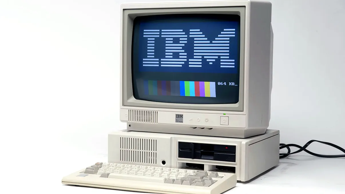 IBM PC: cum o echipă mică din Boca Raton a construit un standard folosind componente „de pe raft”
