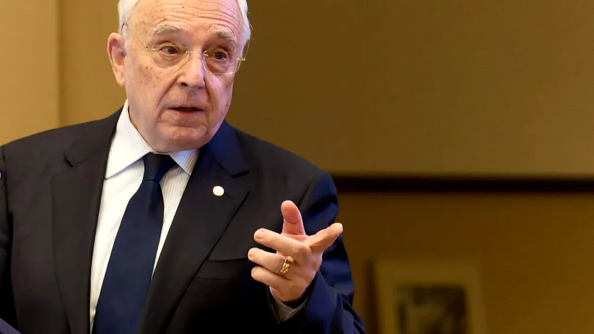 Salariile din BNR făcute publice. Cât câştigă pe lună Mugur Isărescu. Venitul este unul pe măsura funcţiei, nici subalternii nu sunt mai prejos
