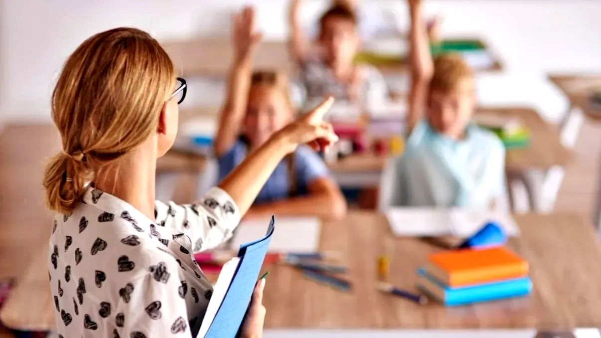 Salariile profesorilor debutanți cresc din 2027. Cât vor câștiga în mână după aplicarea noii legi a salarizării TABEL