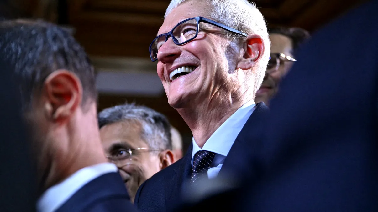 Cum a ajuns Apple, sub conducerea lui Tim Cook, de la 350 de miliarde la peste 4.000 de miliarde de dolari în mai puțin de 15 ani