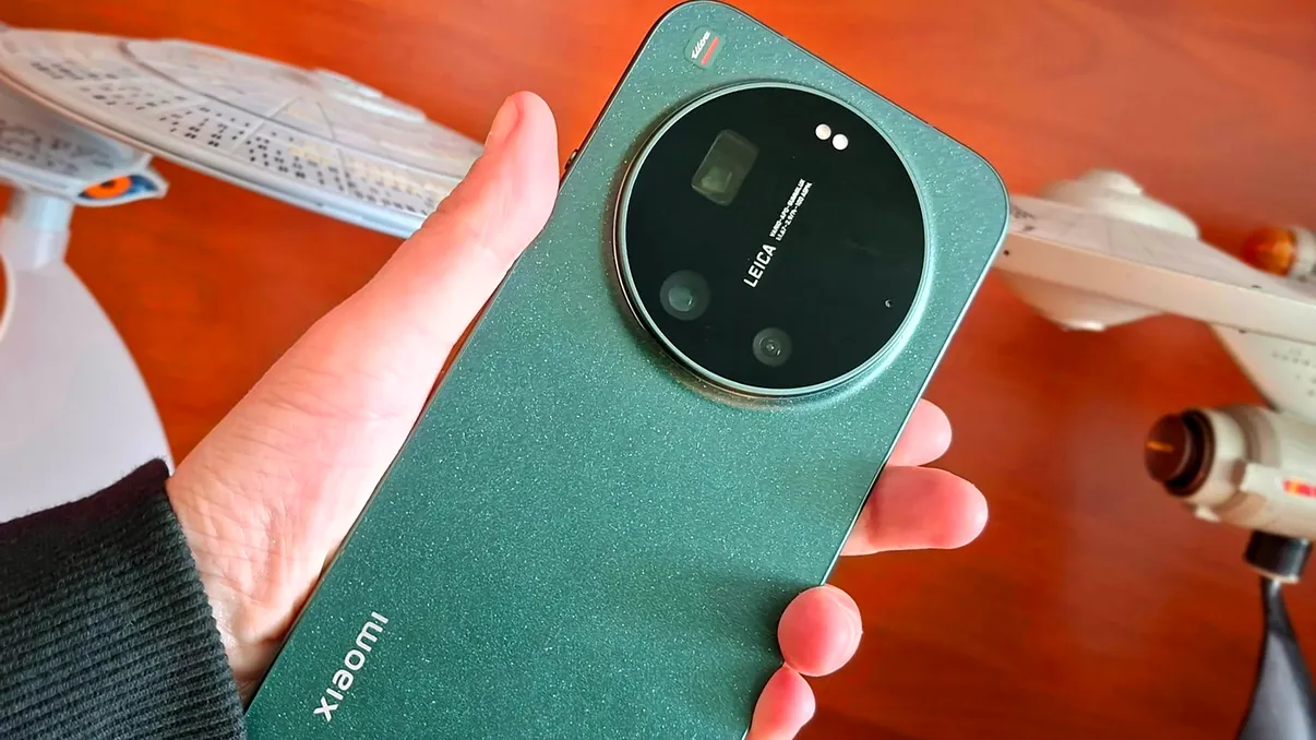 Xiaomi produce un telefon la fiecare 6 secunde într-o fabrică aproape complet automatizată și vrea să bată Apple și Samsung