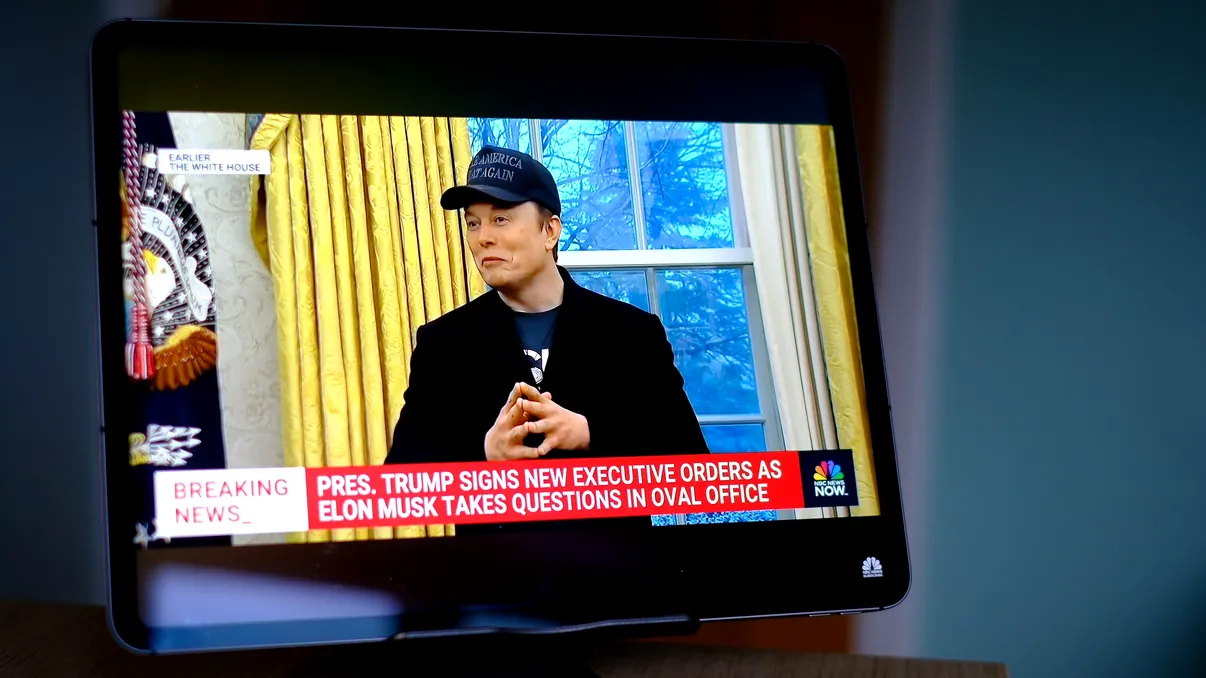 Elon Musk vrea să înlocuiască joburile pierdute din cauza AI cu bani de la stat. De ce spun experții că ideea e riscantă