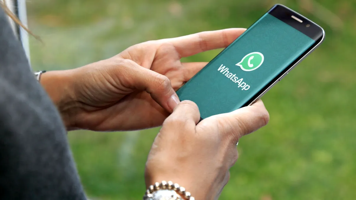 WhatsApp te poate trăda fără să-ți scrie nimeni. Metadatele „scurse” deschid o nouă breșă pentru atacatori