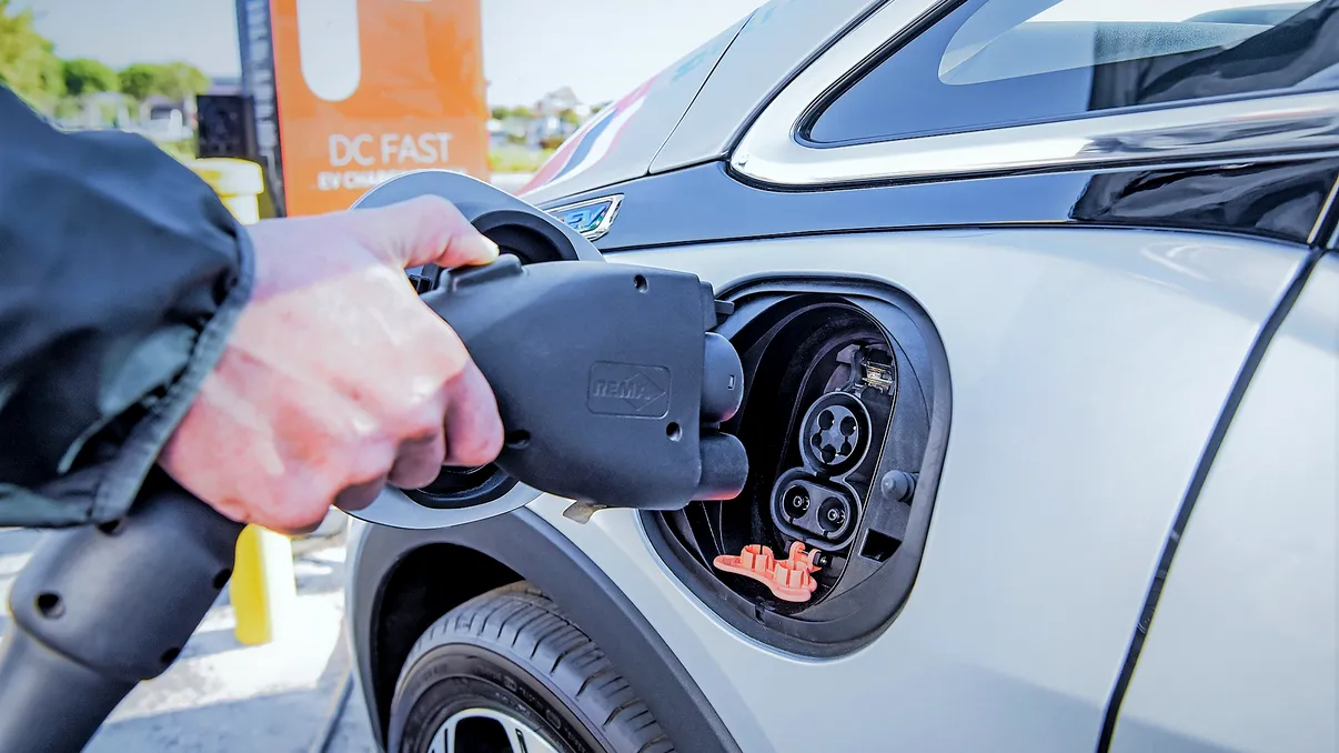 Cât te costă, în realitate, o mașină electrică în 2026. Unde ieși mai ieftin: acasă sau la stațiile publice?