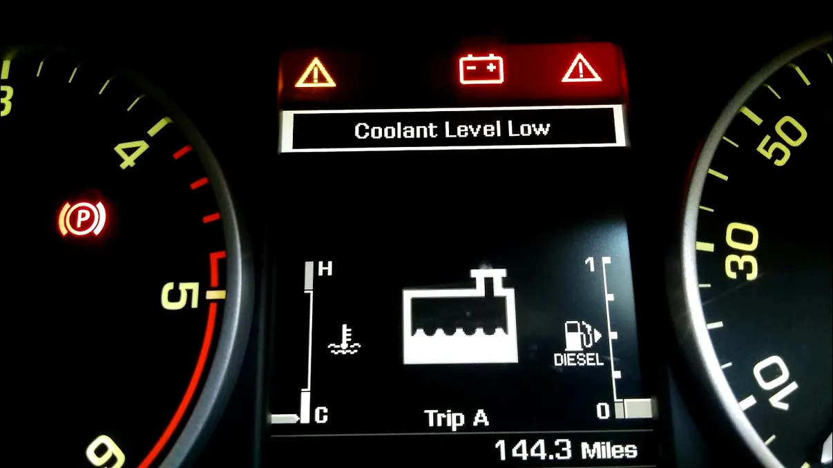 Martor „coolant low” la rece vs la cald: cum citești corect nivelul și când nu trebuie să completezi imediat