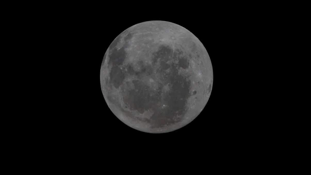 Luna nu e doar gri: astronauții Artemis II au văzut culori neașteptate pe suprafața satelitului