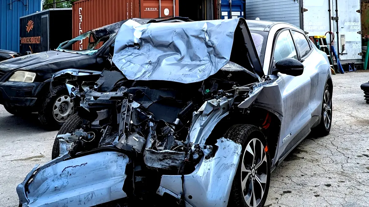 Au avut încredere în mașinile autonome până și-au pierdut viața. De ce nu au încercat să frâneze sau să vireze preventiv