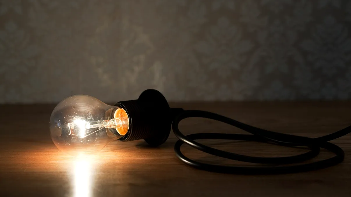Ţara care întrerupe curentul timp de două ore în fiecare seară. Guvernul se teme de o criză energetică şi mai mare
