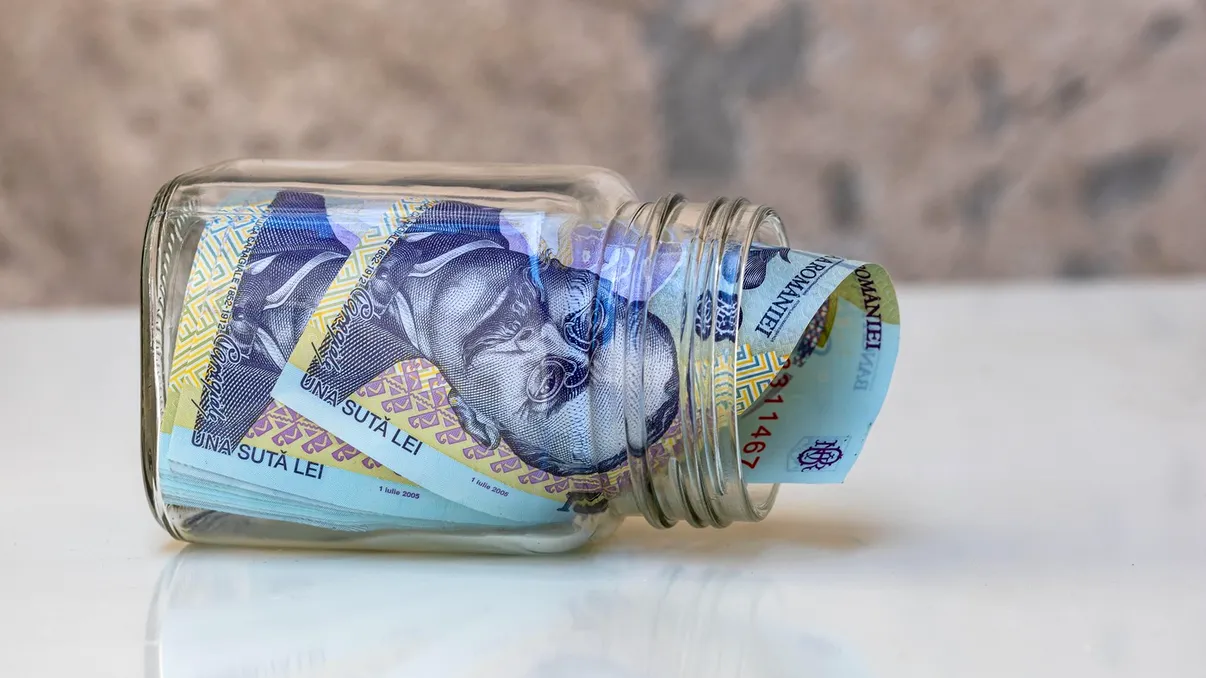 E bine să ții bani la saltea în vreme de criză? Ce spun specialiștii în finanțe despre cash
