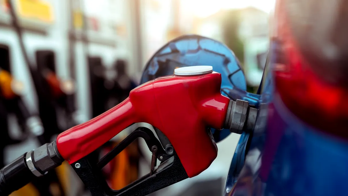 Unele benzinării ar putea rămâne fără carburanţi, iar scumpirile bat din nou la ușă. Ce prețuri au benzina și motorina azi, 29 aprilie