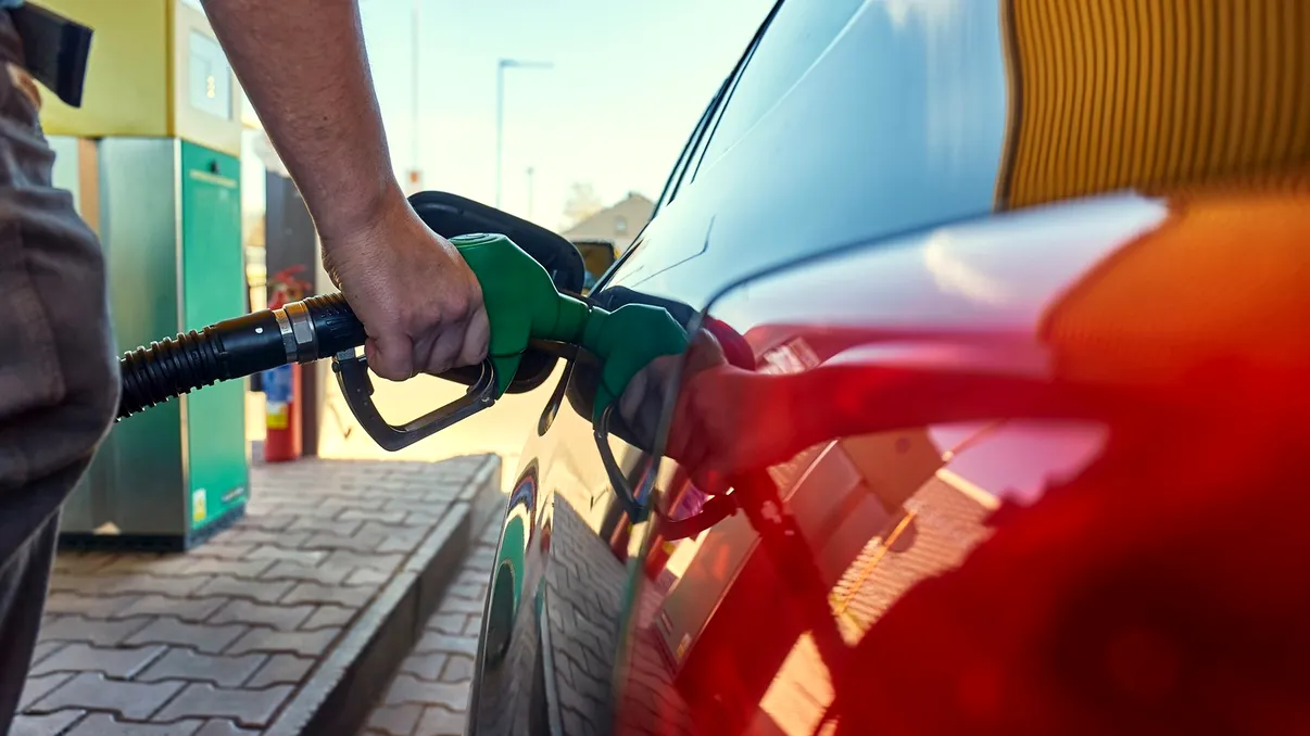 De ce s-au ieftinit benzina și motorina. Cât va dura scăderea şi ce urmează. Preţurile de azi la pompă