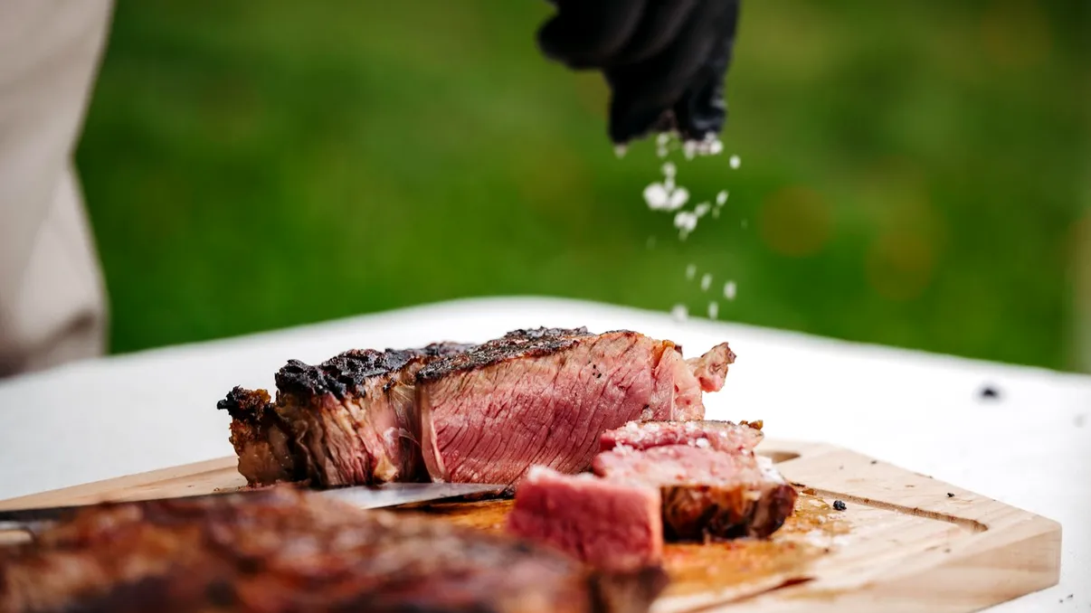 Când se sărează carnea pentru friptură pentru a nu se întări: trucuri pentru vită, miel sau porc