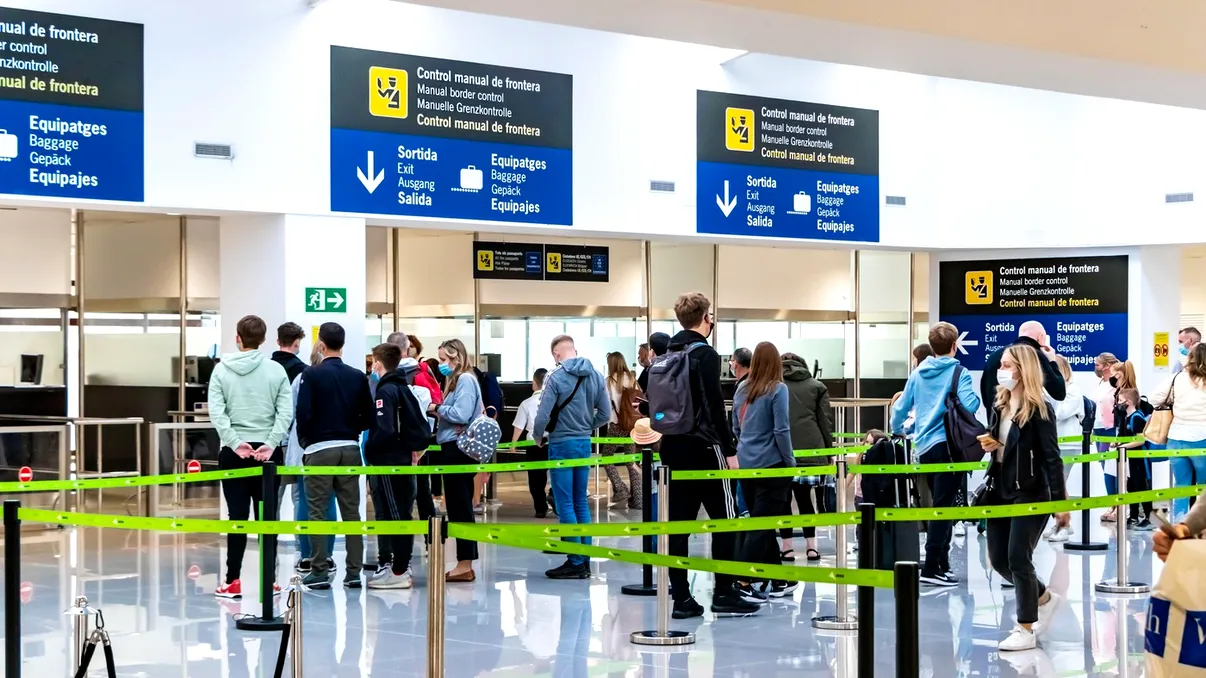 Ce este sistemul EES de pe aeroporturile din Europa. Introducerea controlului special a provocat haos și întârzieri