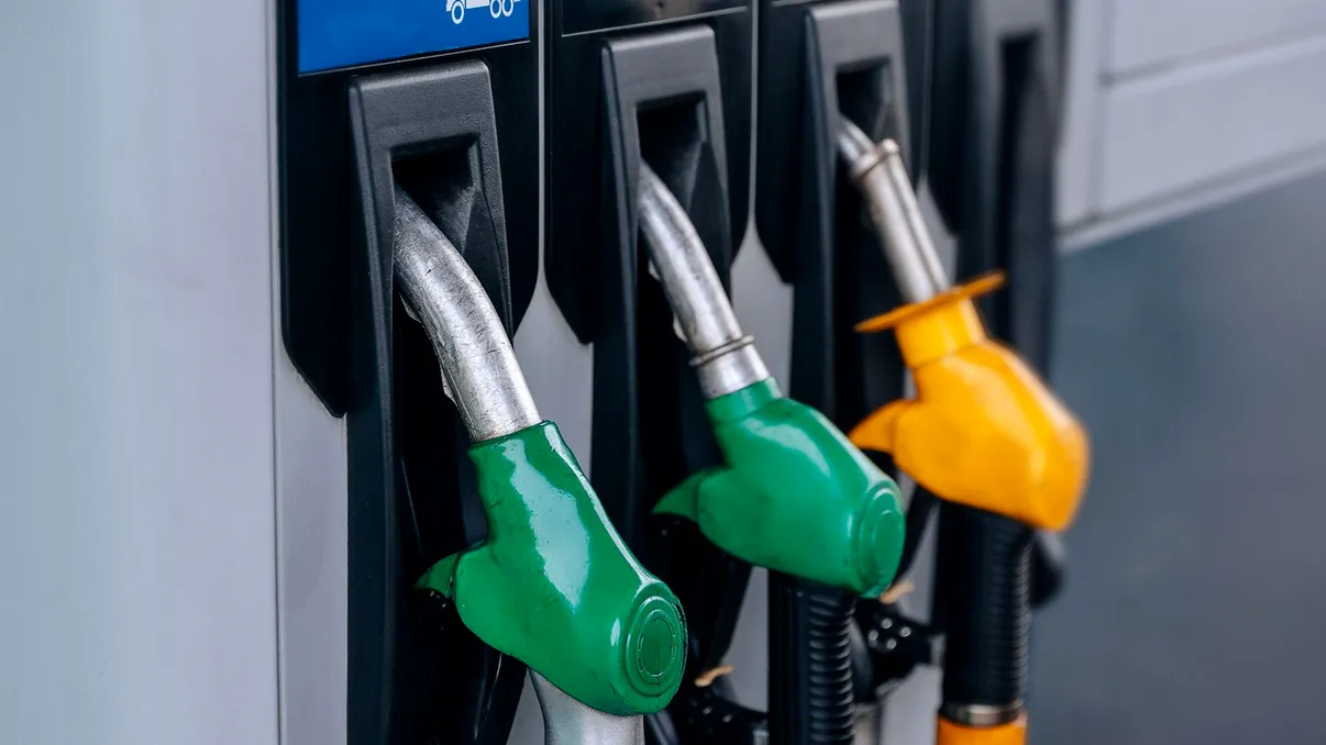 Criză de carburant în benzinării: transportatorii stau la cozi uriașe pentru a lua combustibil de la rafinăria din Năvodari. Prețurile la motorină și benzină au crescut din nou