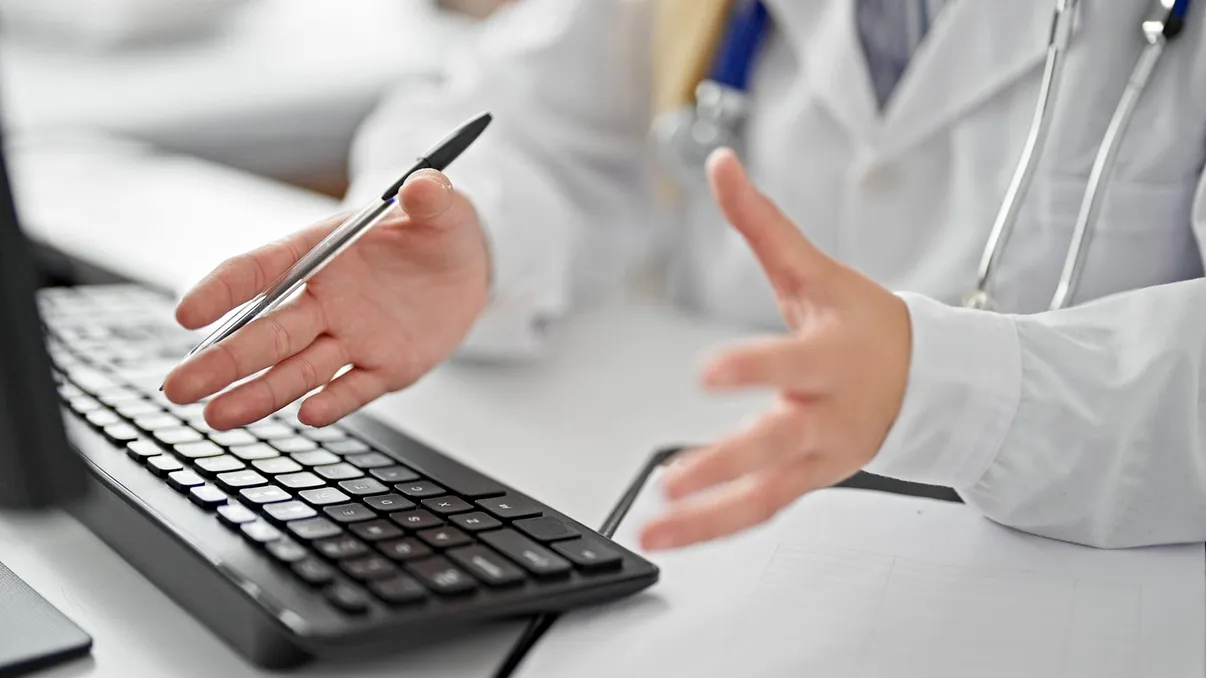 Concediul medical se ia în calcul pentru vechimea în muncă? Situații concrete în care se pun lunile sau anii la pensie