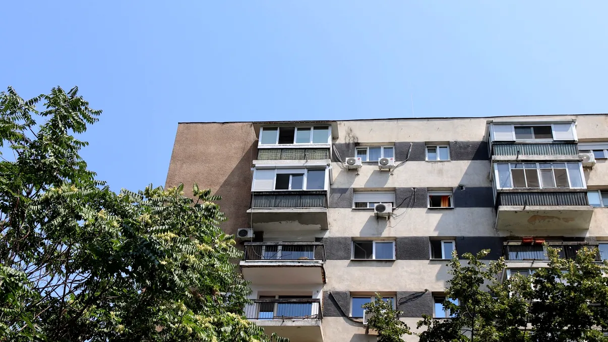 Amenzi mai mari pentru gălăgie: cât vor plăti românii care își deranjează vecinii. Proiect nou de lege pentru liniștea în blocuri