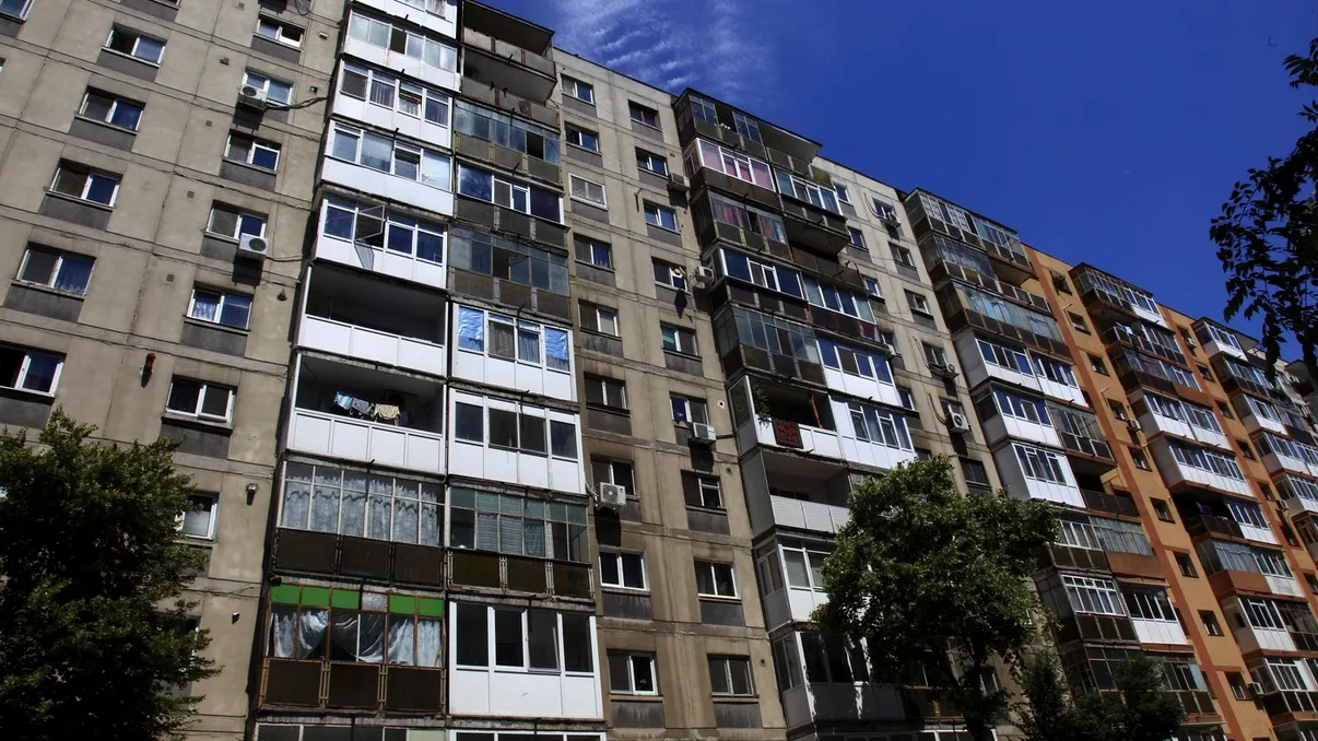Cine este responsabil pentru scările de la intrare în bloc. Mulți vor să le refacă în clădirile mai vechi, însă încalcă legea