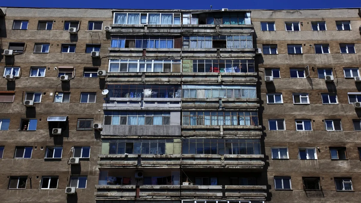 Cum arată un apartament cu 3 camere de peste 90.000 de euro din Bucureşti. Este lângă Grand Arena Mall, pentru ce plăteşti suma uriaşă