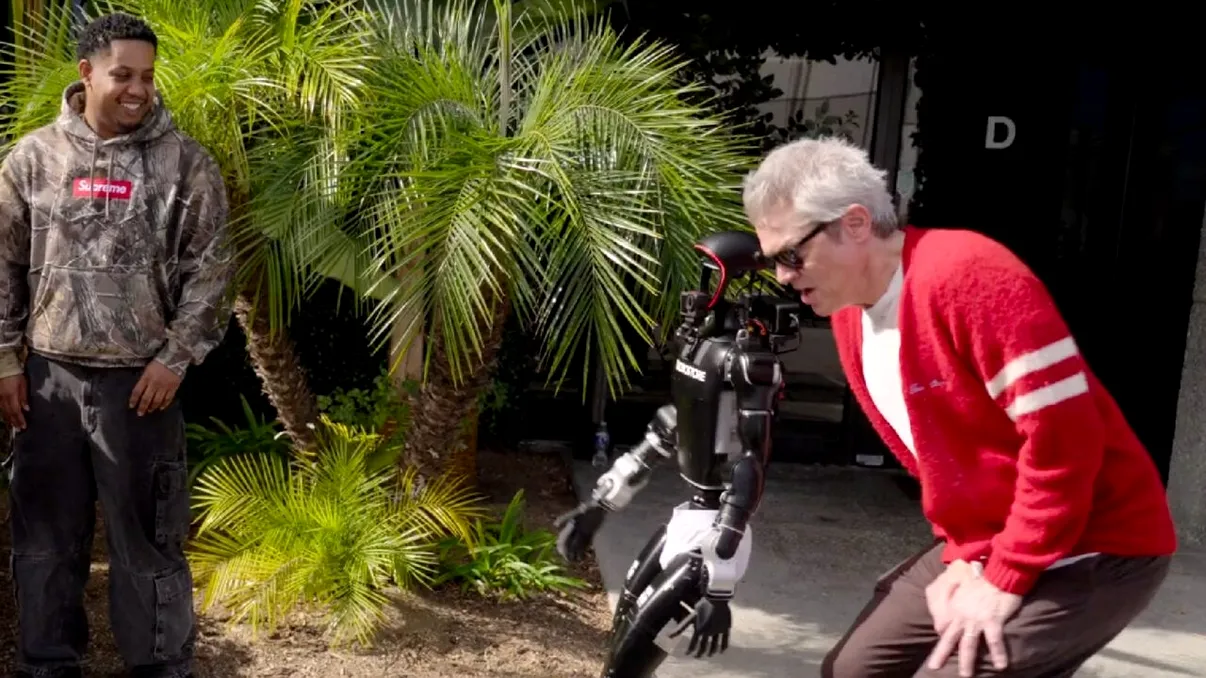 Un robot intră în „Jackass”: trailerul final promite cel mai haotic film de până acum