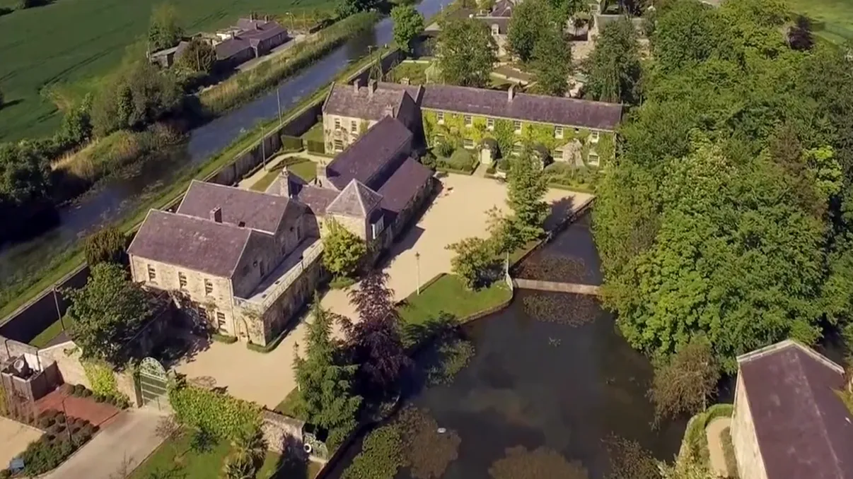 Un sat întreg din Europa, scos la vânzare. Are hotel cu spa, restaurante, bar și biserică, însă nimeni nu locuiește aici