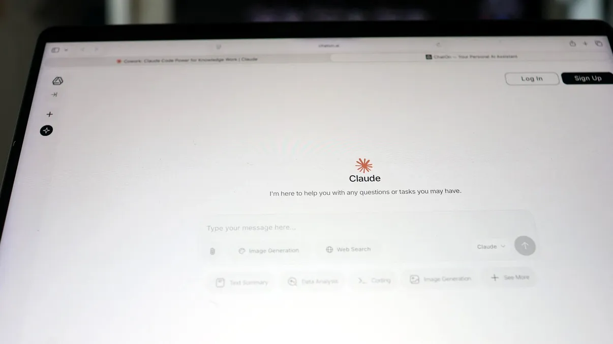 Ce se întâmplă când lași un AI să îți controleze computerul: experimentul care arată cât de departe a ajuns automatizarea
