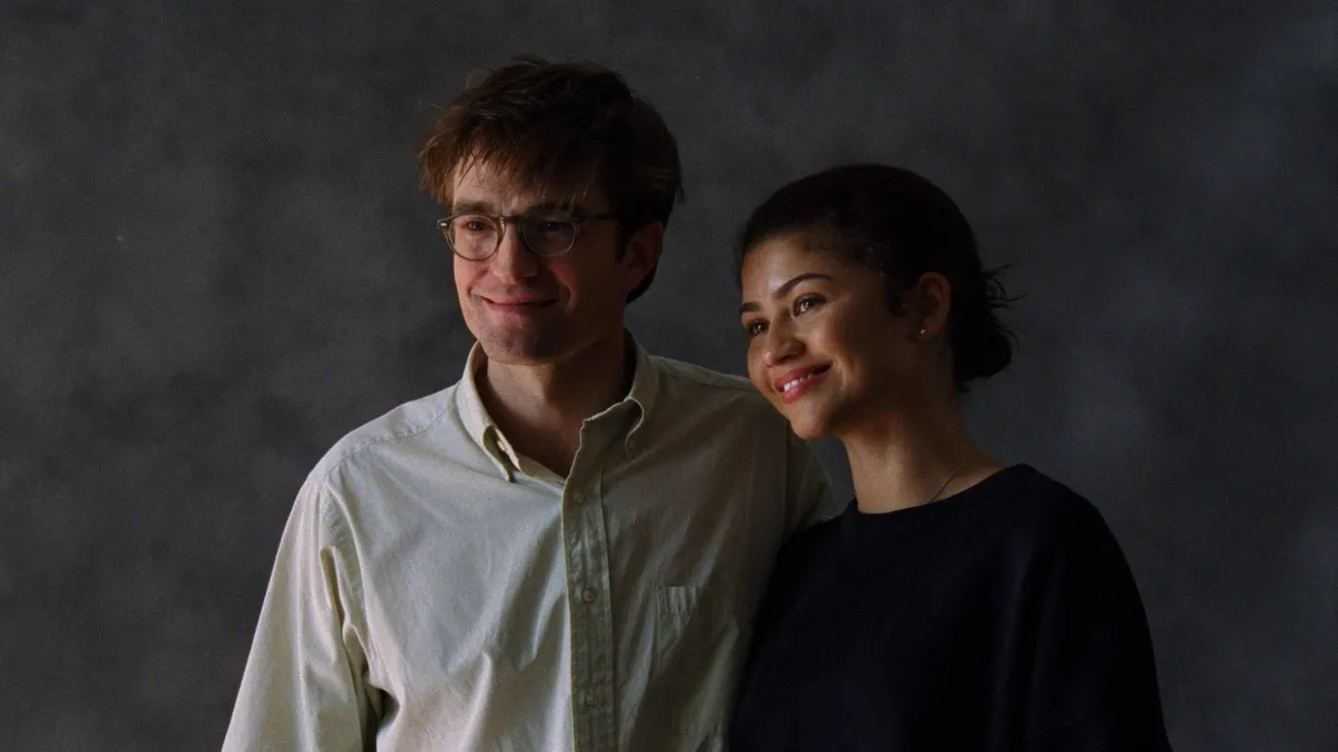 „The Drama”, cu Zendaya și Robert Pattinson, e genul de film care îți strică romantismul și îți place chestia asta. De ce să-l vezi la cinema REVIEW