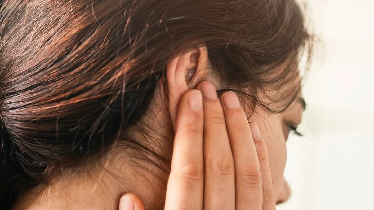 Tinitusul ar putea porni dintr-un „buton” chimic al creierului. Serotonina, suspectată că agravează țiuitul din urechi