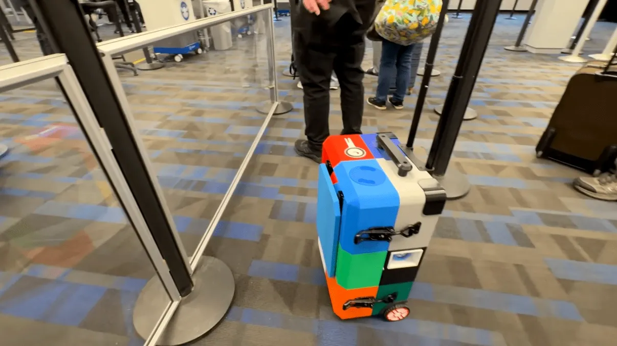 Valiza 3D cu suport de cafea și compartiment secret pentru „cronțănele”: idee genială sau eșec total în aeroport?