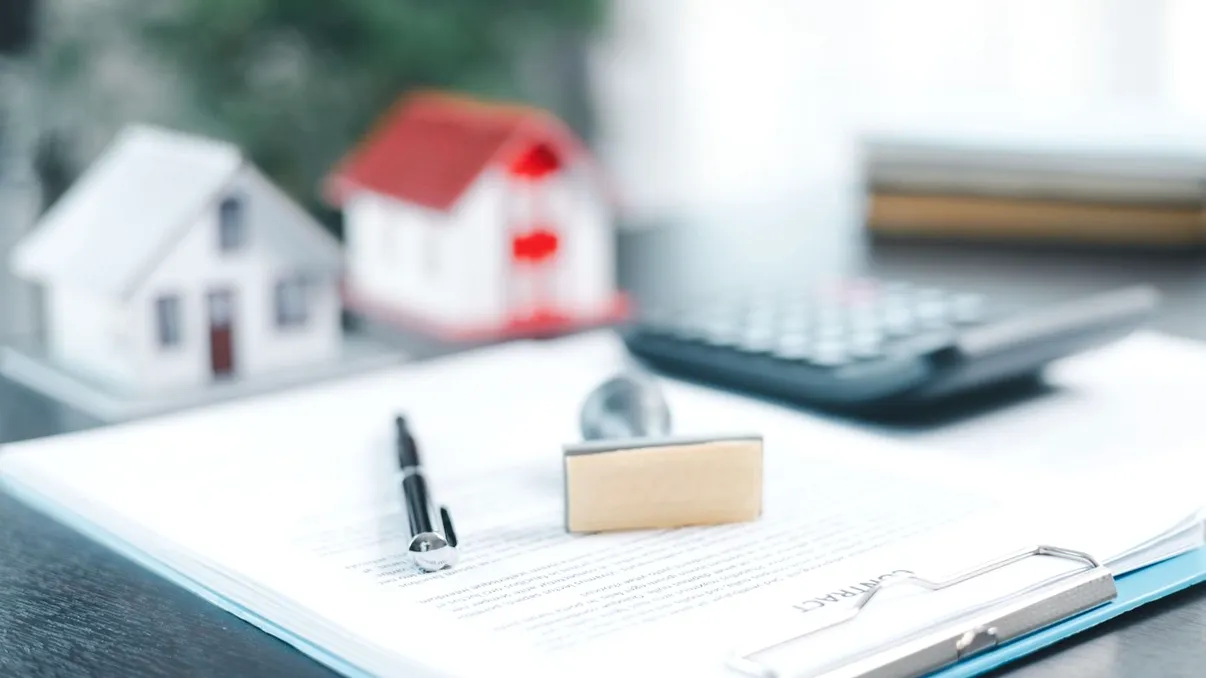 Vânzarea unui imobil la un notariat din altă localitate decât proprietatea. Ce spune legea în 2026