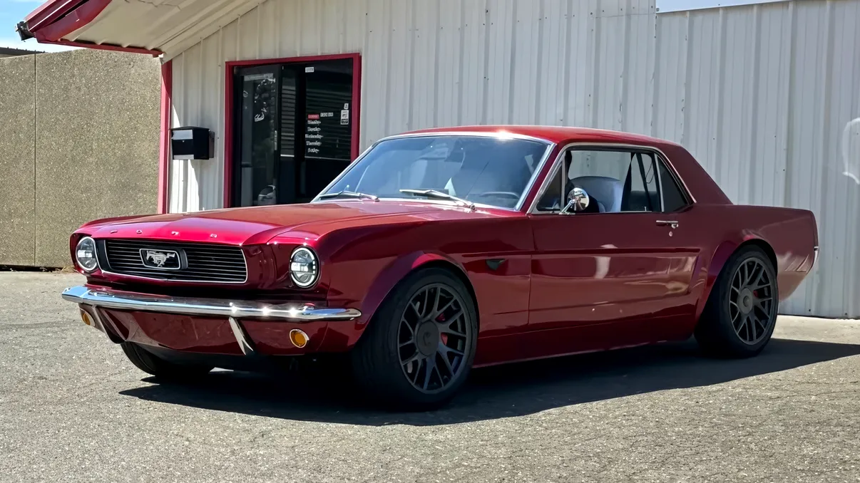 Un Ford Mustang din 1966 a fost transformat în Tesla: are două motoare electrice, ecran de Model 3 și Full Self-Driving