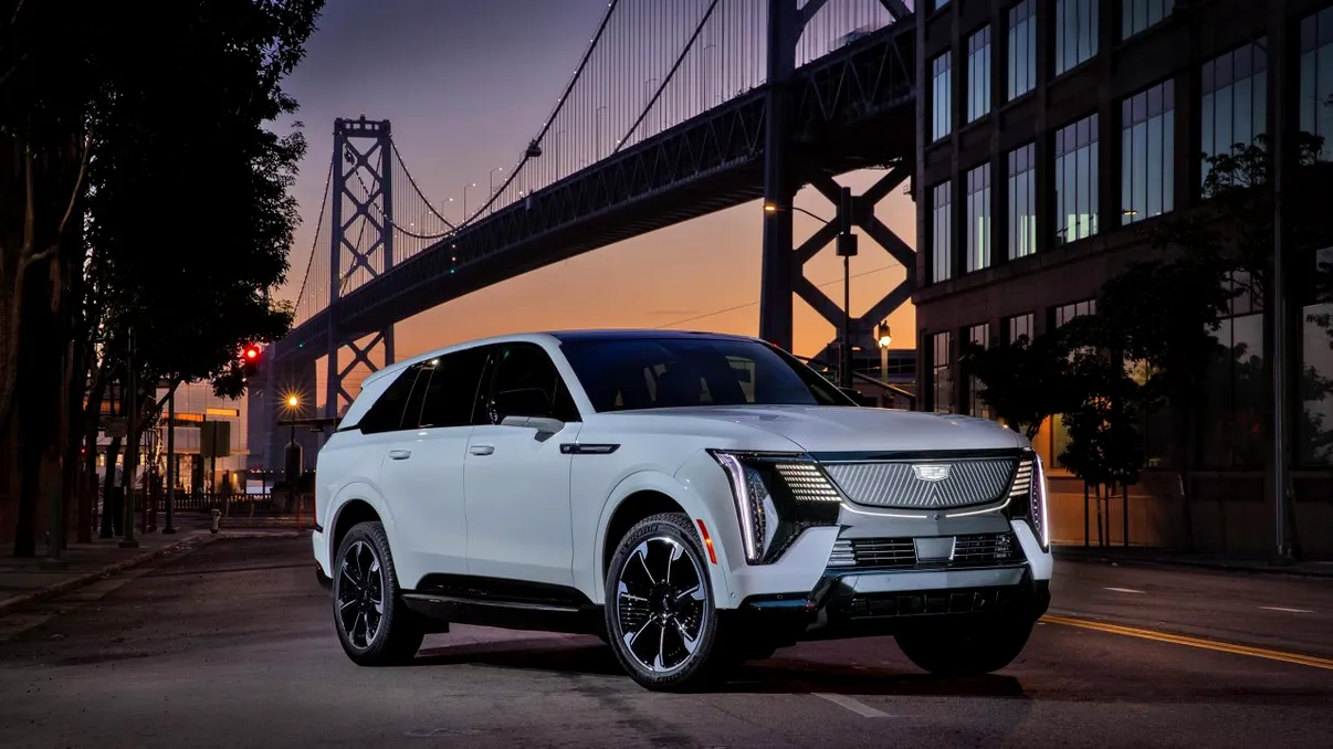 Cadillac atrage clienți de la Tesla, BMW și Mercedes, apoi recunoaște: cine cumpără electric rămâne, de regulă, la electric