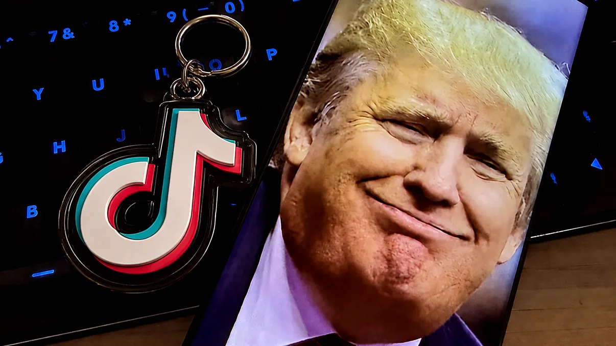 TikTok l-ar fi făcut președinte pe Trump în 2024, susține o anchetă care arată cum algoritmul a favorizat mai mult conținut MAGA