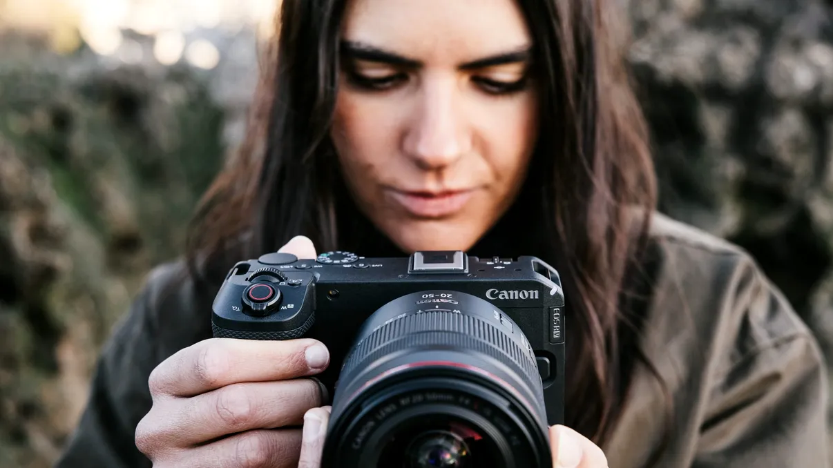 Canon schimbă piața camerelor pentru creatori: noua EOS R6 V filmează 7K RAW și vine cu primul obiectiv RF full-frame cu zoom motorizat