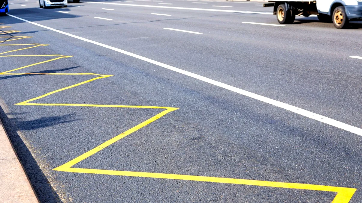 Ce înseamnă marcajele în zig-zag de pe carosabil. Ce trebuie să faci când le vezi