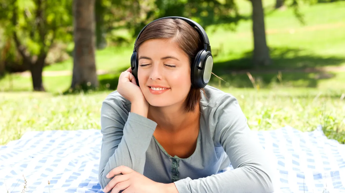 Îți pot „vindeca” creierul sunetele la 432Hz? Ce spun cercetătorii despre teoria virală de pe YouTube și TikTok