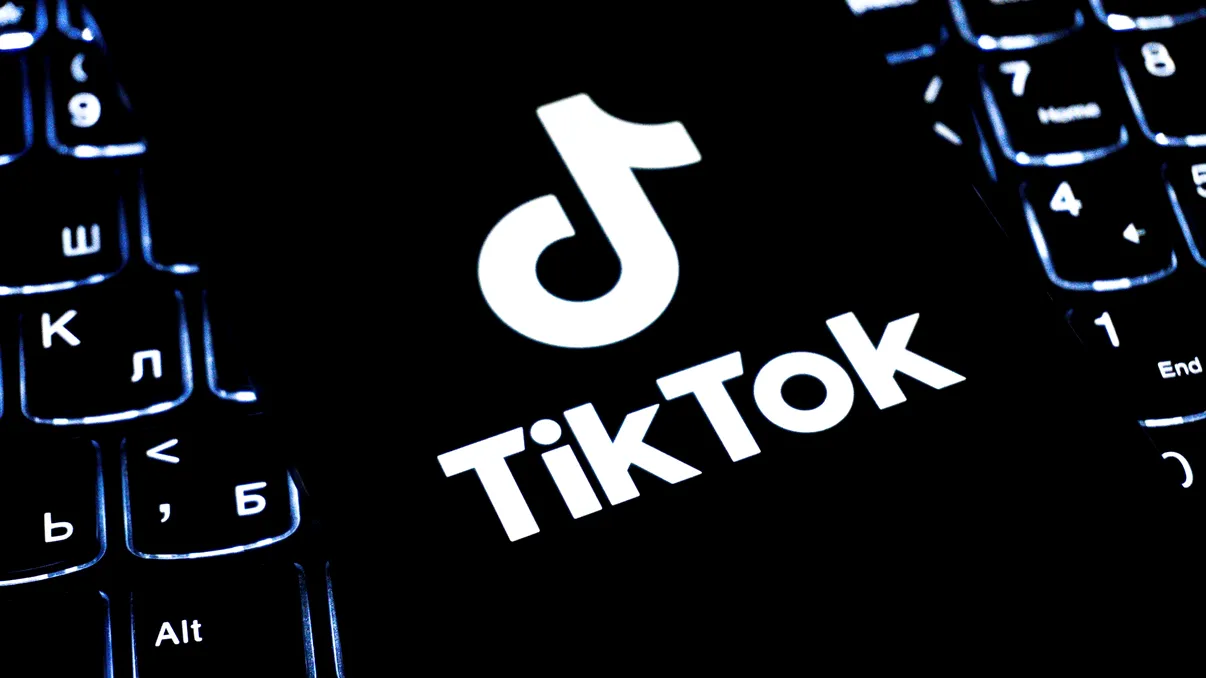 Cum te prinzi care sunt imaginile false, generate cu inteligența artificială, care circulă pe Facebook, Instagram și TikTok