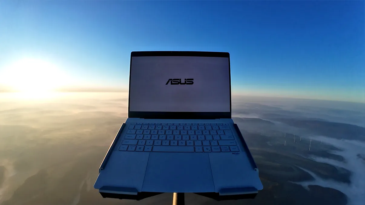 Laptopul care a trecut peste Everest: ASUS ExpertBook Ultra a supraviețuit la -42,5°C și 8.856 de metri altitudine VIDEO