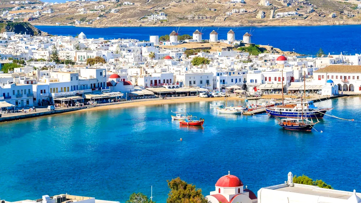 Grecia înăsprește regulile pentru turiști pe plaje. Turiștii vor fi supravegheați cu drone și riscă amenzi între 2.000 și 60.000 de euro dacă nu respectă măsurile