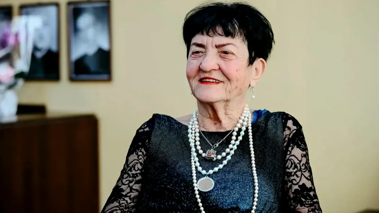 La 90 de ani, este cea mai vârstnică studentă din România. Merge zilnic la facultate și visează deja la masterat: „Viața e frumoasă și trebuie trăită”