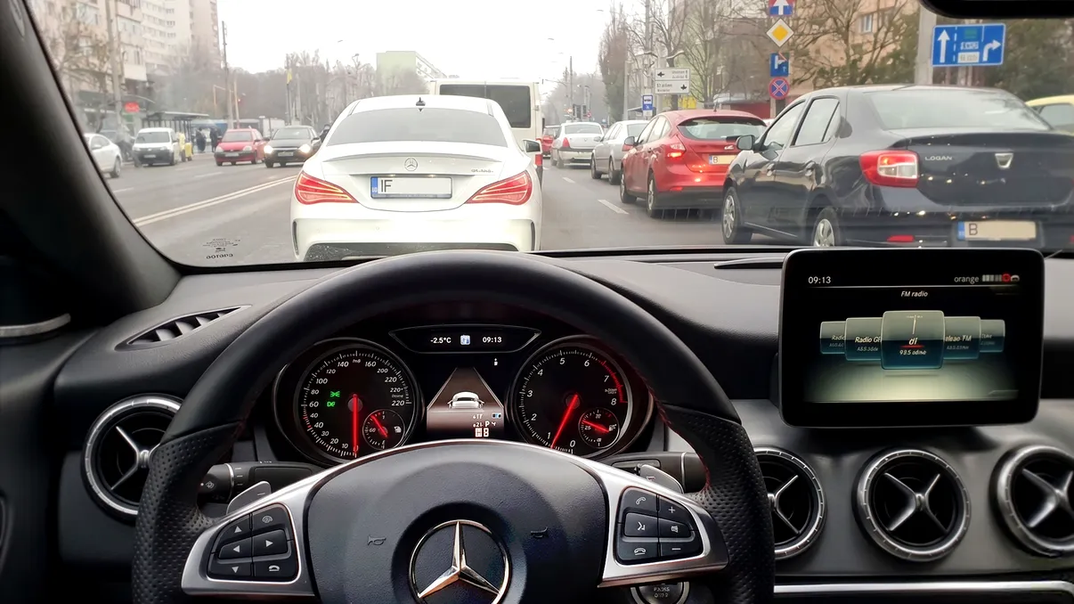 Mercedes aduce mașinile autonome pe străzile europene. Sistemul dezvoltat cu Nvidia care concurează direct cu Tesla