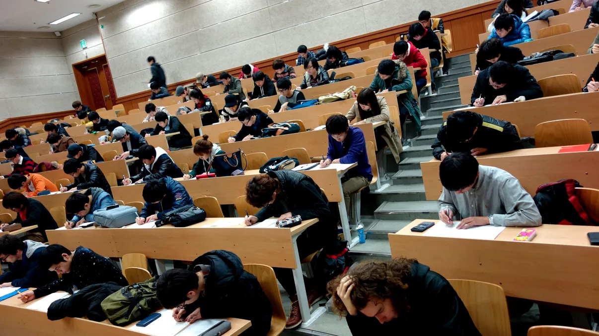 Metoda găsită de profesori pentru a învinge ChatGPT. Cum vor să schimbe examenele pentru a testa cunoștințele reale ale elevilor