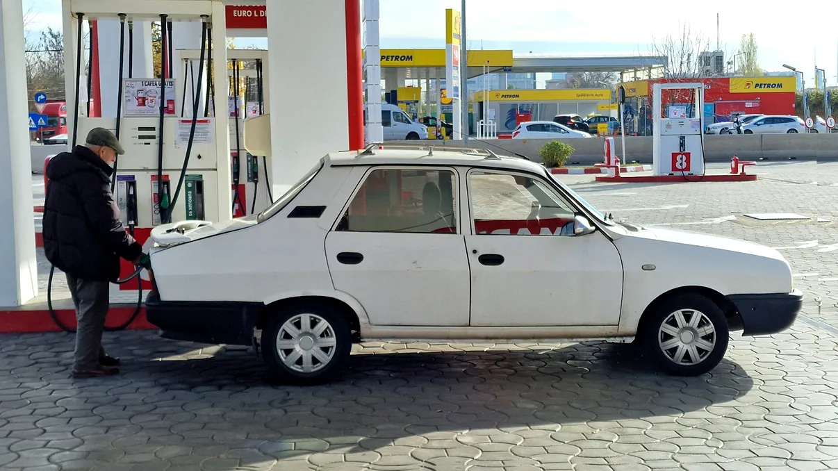 Benzina și motorina s-au scumpit din nou, după două săptămâni de liniște. Șoferii români primesc o nouă lovitură la pompă